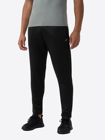 Tapered Pantaloni sportivi di 4F in nero: frontale