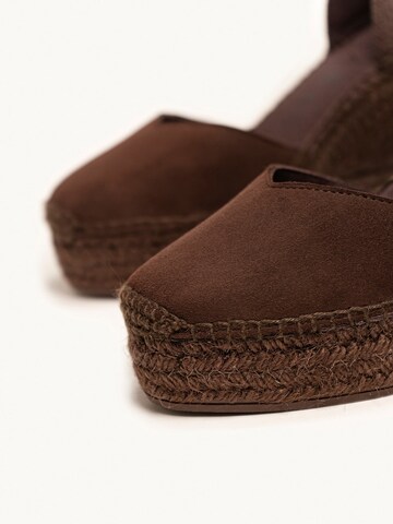 Alhamas Slingpumps 'Alpargata Cuña 10 cm Ante' in Bruin