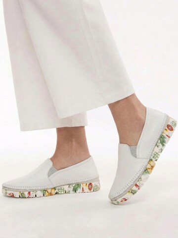 Maciejka Classic Flats in White