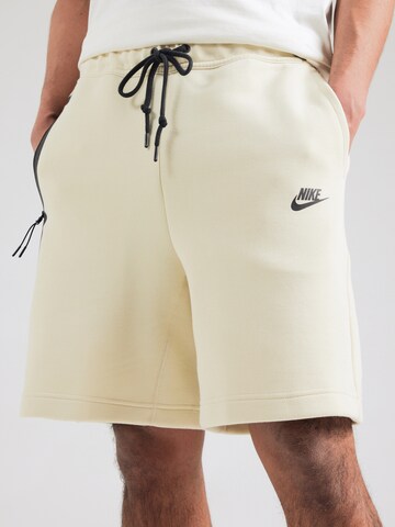 Nike Sportswear Loosefit Nadrág 'TCH FLC' - zöld