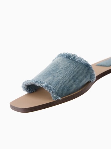 Bershka Slippers in Blue
