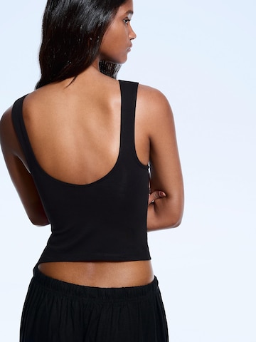 Top de la Bershka pe negru