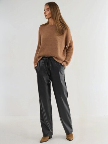 Hiccup Regular Trousers in Black