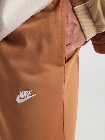 Nike Sportswear Regular Joggingpak 'CLUB' in Bruin