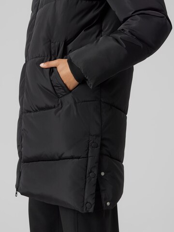 VERO MODA Płaszcz zimowy 'VMHALSEY' w kolorze czarny