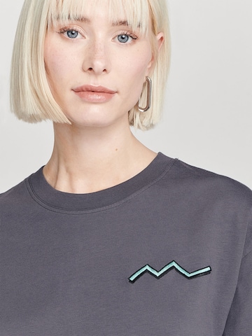 ABOUT YOU x StayKid Shirt 'Karla ZigZag' in Grau