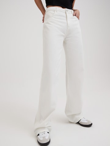 RÆRE by Lorena Rae Zvonové kalhoty Džíny 'Samara Tall' – bílá: přední strana