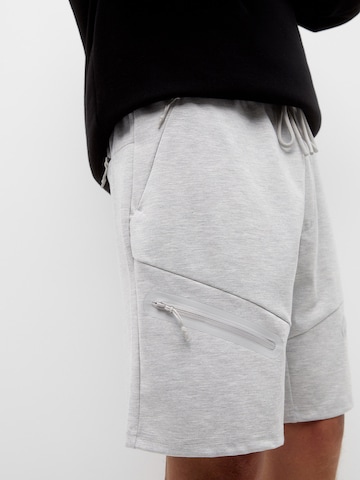 Regular Pantaloni cu buzunare de la Pull&Bear pe gri