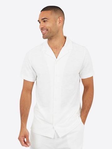Coupe regular Chemise BRAVE SOUL en blanc : devant