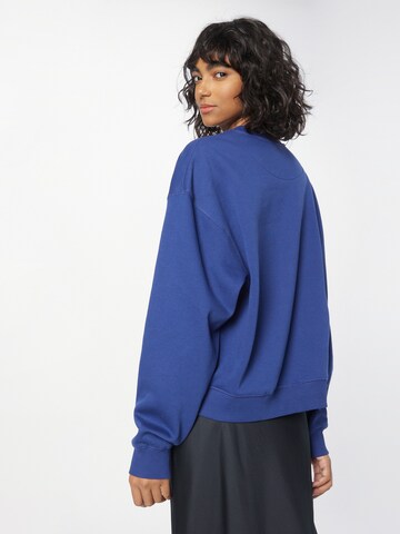 Sweat-shirt 'Essence Standard' WEEKDAY en bleu