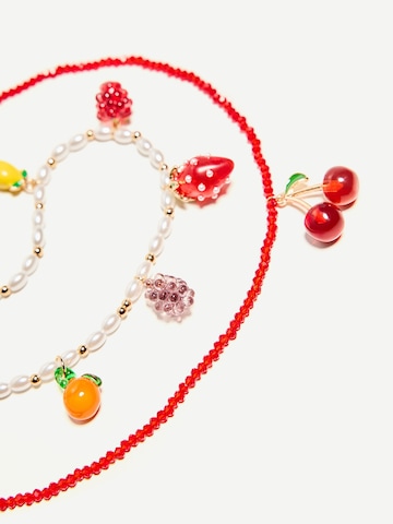 Chaîne Bershka en rouge