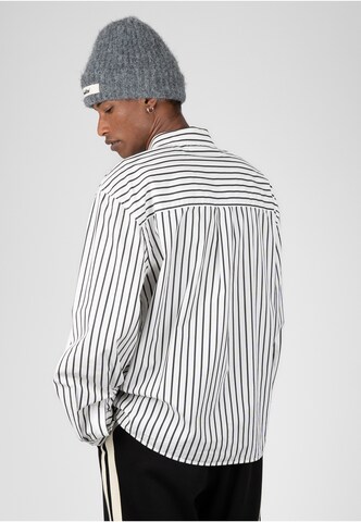 Prohibited - Ajuste confortable Camisa en blanco