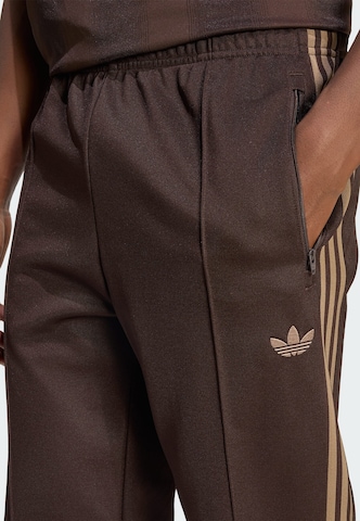 ADIDAS ORIGINALS - Slimfit Pantalón 'Classic' en marrón