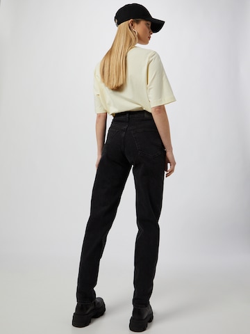 WEEKDAY Tapered Mom Jeans 'Lash Extra High' in Schwarz