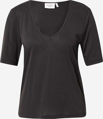 Another Label T-shirt 'Magnolia' i svart: framsida