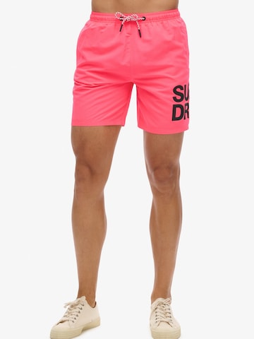 Shorts de bain Superdry en rose : devant