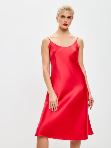 Serena Silueta Jurk 'Below the knee satin slip dress 'Grace'' in Rood: voorkant