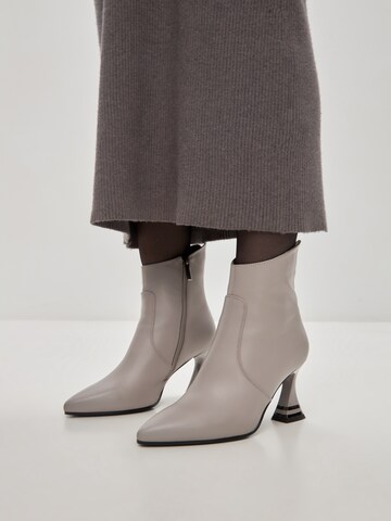 CESARE GASPARI Boots in Grey