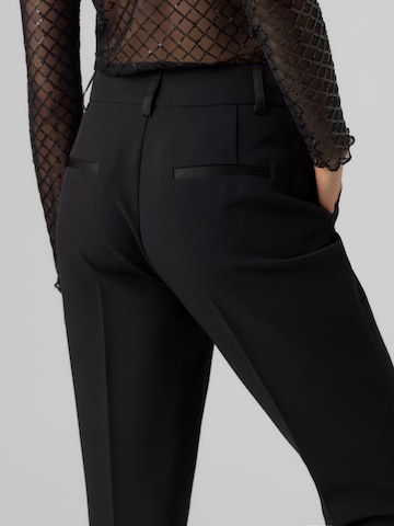 Coupe slim Pantalon à plis 'Holly' VERO MODA en noir