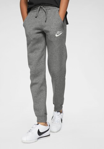 Nike Sportswear Дънки Tapered Leg Панталон в сиво: отпред