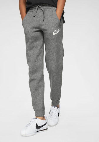 Effilé Pantalon Nike Sportswear en gris : devant