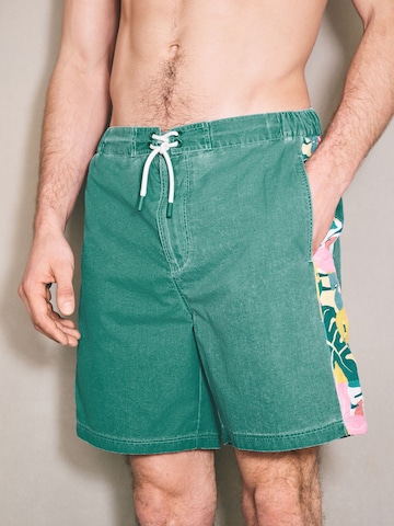 Next - Bermudas en verde: frente