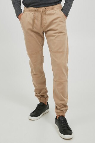 INDICODE JEANS - Tapered Calças 'Brontus' em bege: frente