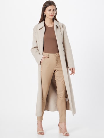 Coupe slim Pantalon chino 'Lea' Kaffe en beige