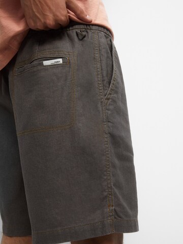 Pull&Bear Regular Trousers in Brown