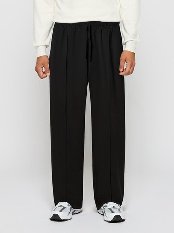 Burocs Wide leg Pleat-Front Pants in Black