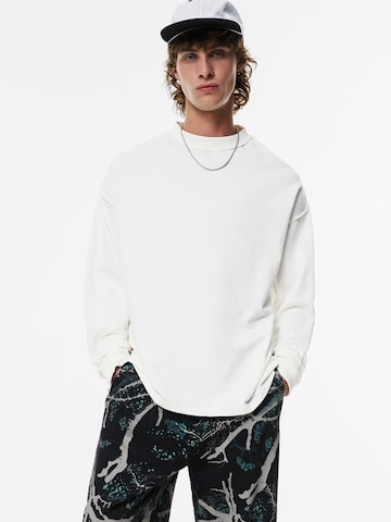 Pull&Bear Shirt in White: front