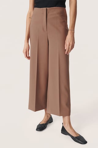 Regular Pantalon à plis 'Corinne' SOAKED IN LUXURY en beige : devant