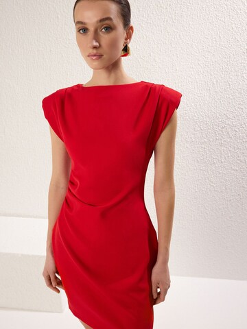 Rochie de la Trendyol pe roșu: față