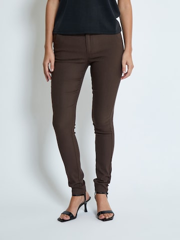 Coupe slim Pantalon 'Carma' minus en marron : devant