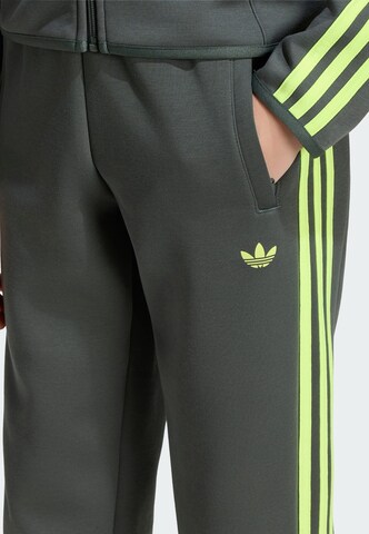 Tapered Pantaloni 'Trefoil' di ADIDAS ORIGINALS in grigio