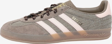 Sneaker low 'GAZELLE INDOOR' de la ADIDAS ORIGINALS pe maro: față