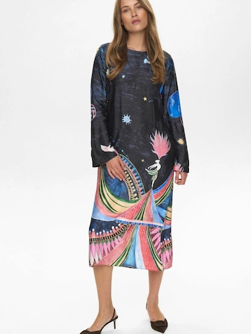 NÜMPH Šaty ' NUSTARLA ' – mix barev