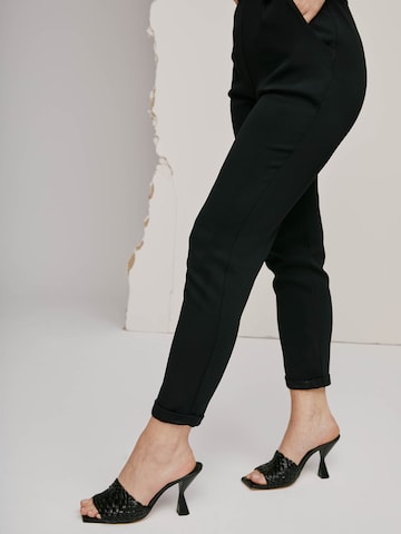 A LOT LESS Regular Pleat-Front Pants 'Fabia' in Black