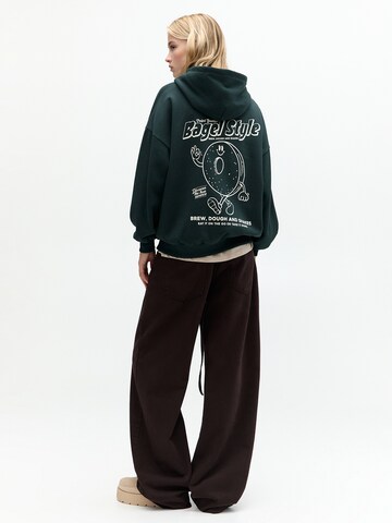 Pull&Bear Суичър в зелено