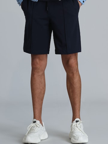 Pantalon chino Lufian en bleu : devant