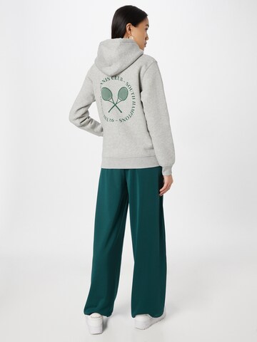 92 The Studio Sweatshirt in Grau