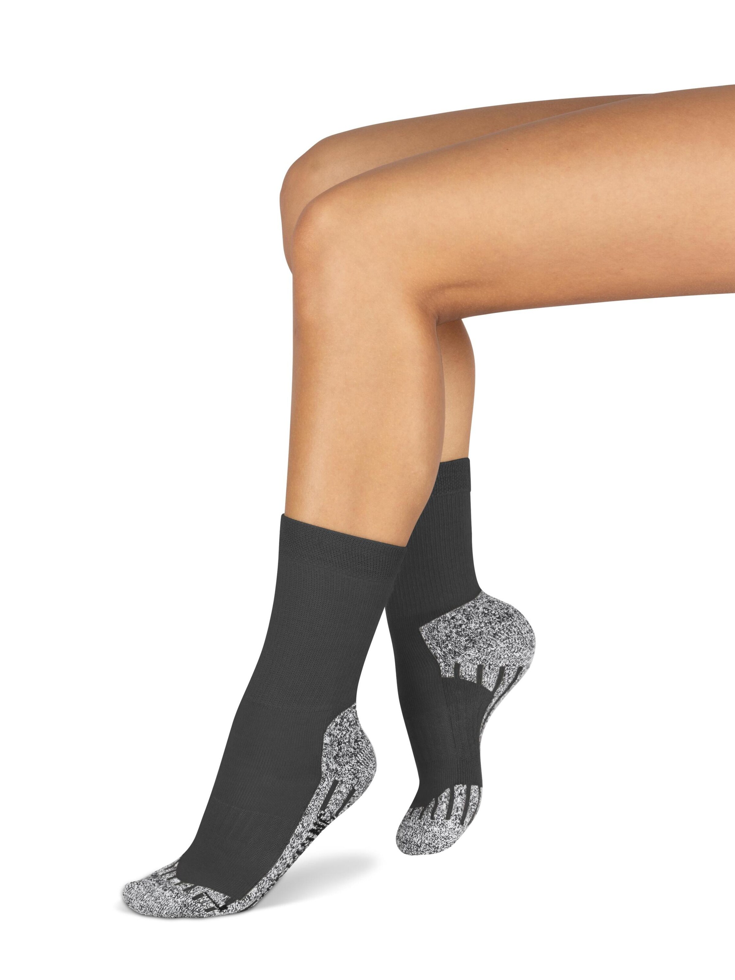 normani Athletic Socks in Black: front