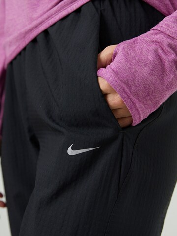 NIKE Tapered Sporthose 'TEMPO' in Schwarz