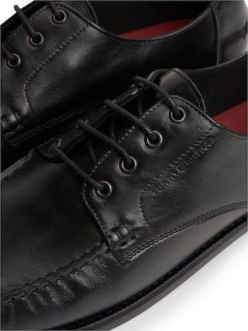 TOMMY HILFIGER Schnürschuh in Schwarz