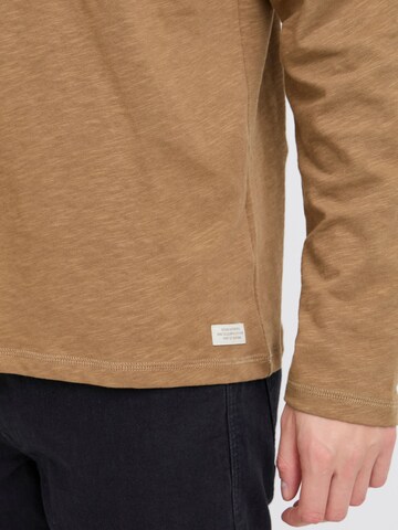 BLEND - Camiseta en marrón