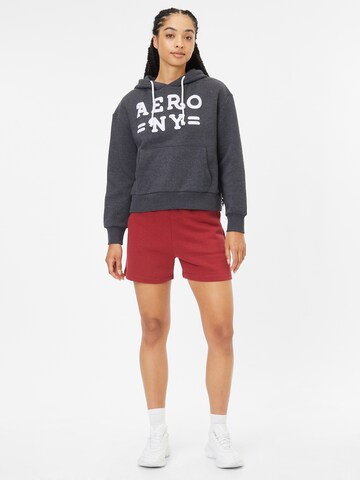 AÉROPOSTALE Sweatshirt i grå