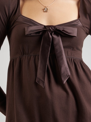 HOLLISTER Тениска в кафяво