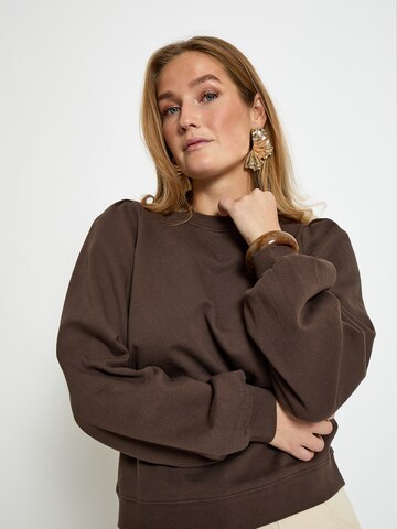 Peppercorn - Sweatshirt 'Gloria' em castanho