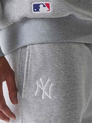 regular Pantaloni sportivi 'Pantalon new era gris yankees nos mlb midi jogger 6' di NEW ERA in grigio