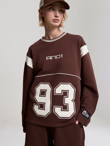 AND1 Sweatshirt i brun: forside